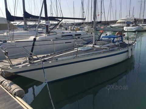 Price lowered.The Aphrodite 101 Sailboat is a